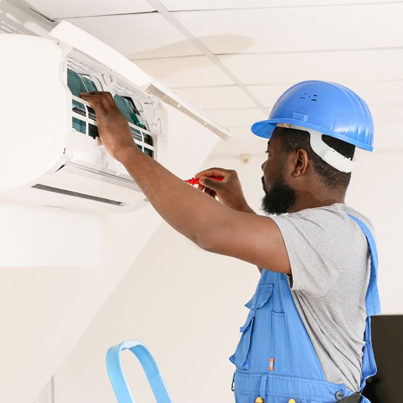 Technicien CLIM IVOIRE installant une climatisation à Abidjan